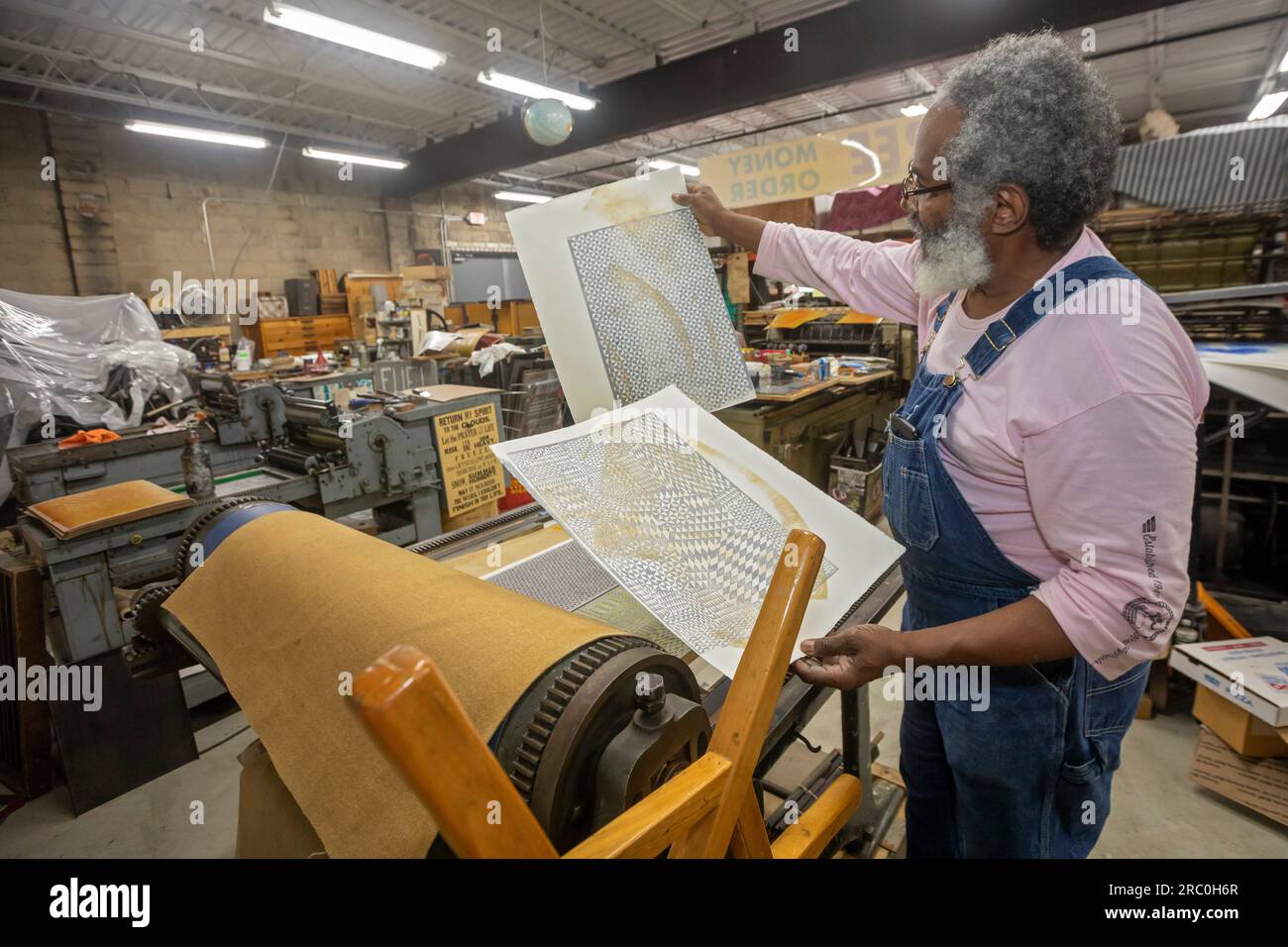 Detroit, Michigan – Amos Kennedy arbeitet in seiner Druckerei. Kennedy druckt Poster und veranstaltet Workshops zum Hochdruck. Stockfoto