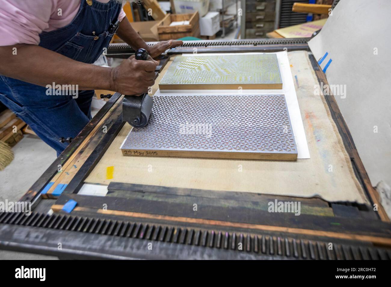 Detroit, Michigan – Amos Kennedy arbeitet in seiner Druckerei. Kennedy druckt Poster und veranstaltet Workshops zum Hochdruck. Stockfoto