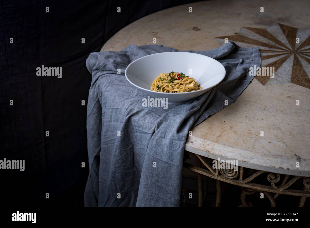 Rustikale Linguine Pasta mit Stoffserviette auf dem Marmortisch Stockfoto