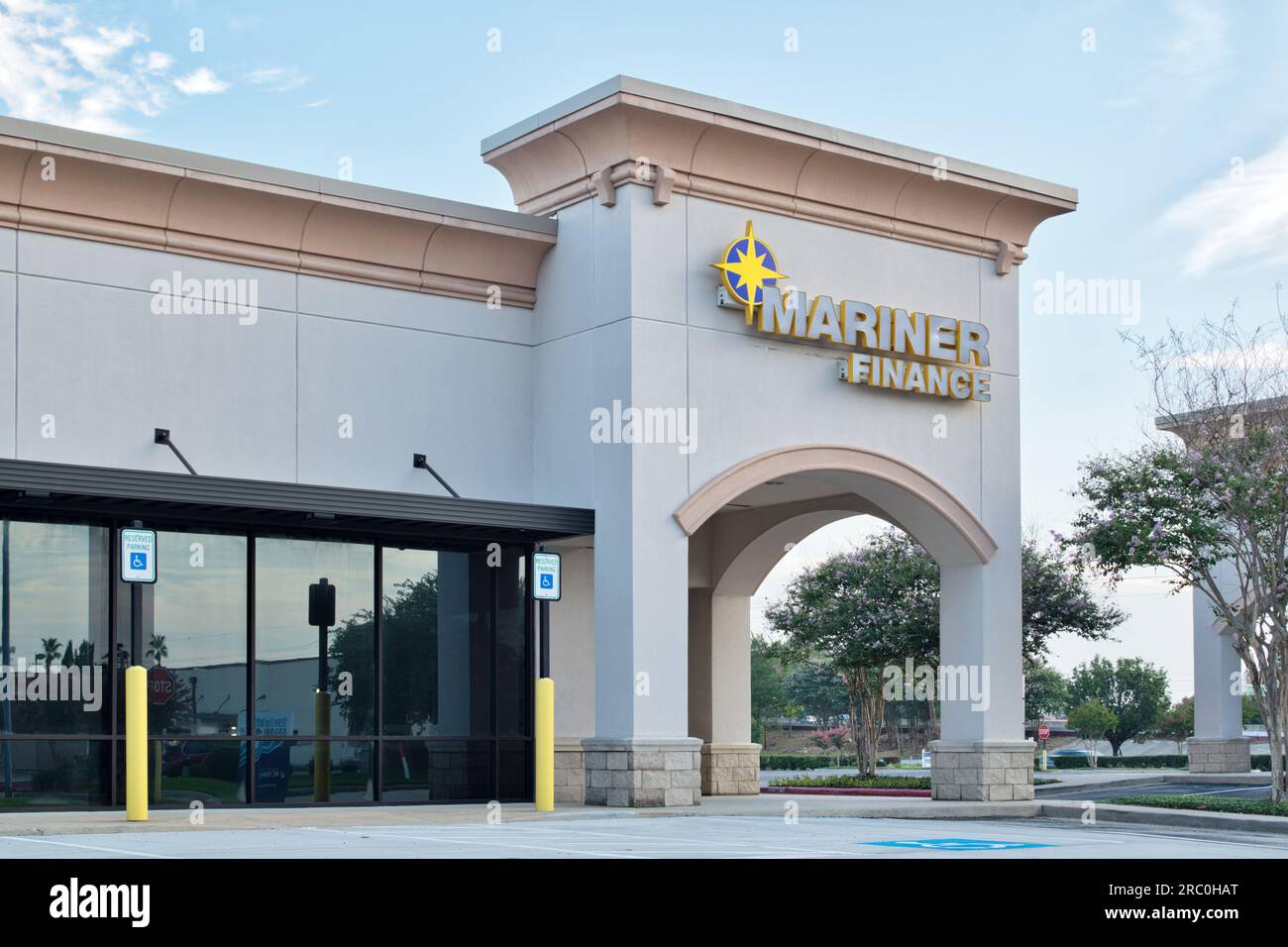 Houston, Texas, USA 07-04-2023: Außenansicht des Mariner Finance-Gebäudes in Houston, TX. Finanzkreditunternehmen, das Kunden in den USA bedient. Stockfoto