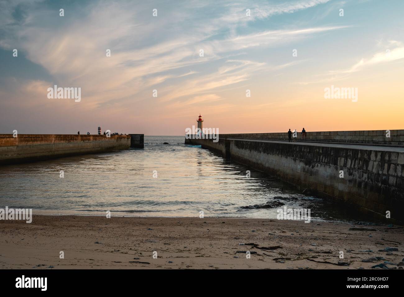 Farolim de Felgueiras, Pier und Leuchtturm in Porto, Portugal bei Sonnenuntergang. Stockfoto