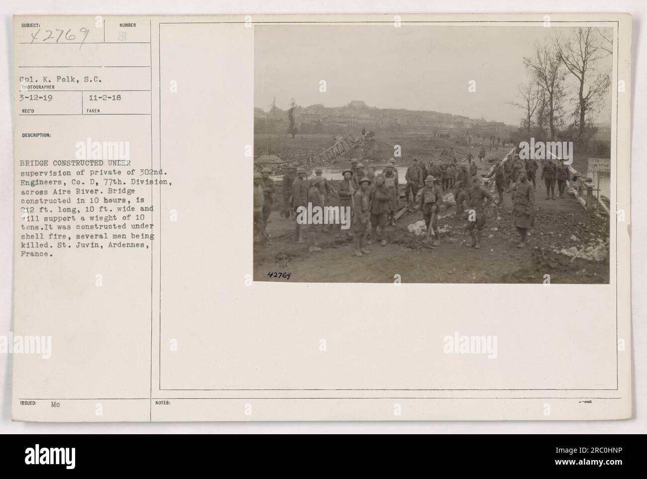 CPL. K. Polk hat dieses Foto am 12. März 1919 aufgenommen. Auf dem Bild ist eine Brücke zu sehen, die derzeit über den Fluss Aire gebaut wird und von einer Privatperson der 302. Engineers, Co. Überwacht wird D der 77. Division. Die Brücke, die sich über 212 Meter erstreckt. In Länge und 10 Fuß In der Breite wurde innerhalb von 10 Stunden gebaut und kann ein Gewicht von 10 Tonnen tragen. Unglücklicherweise fand der Bau unter feindlichem Schusswechsel statt, was zu mehreren Opfern führte. Dieses Bild wurde in St. Juvin, Ardennen, Frankreich. Stockfoto