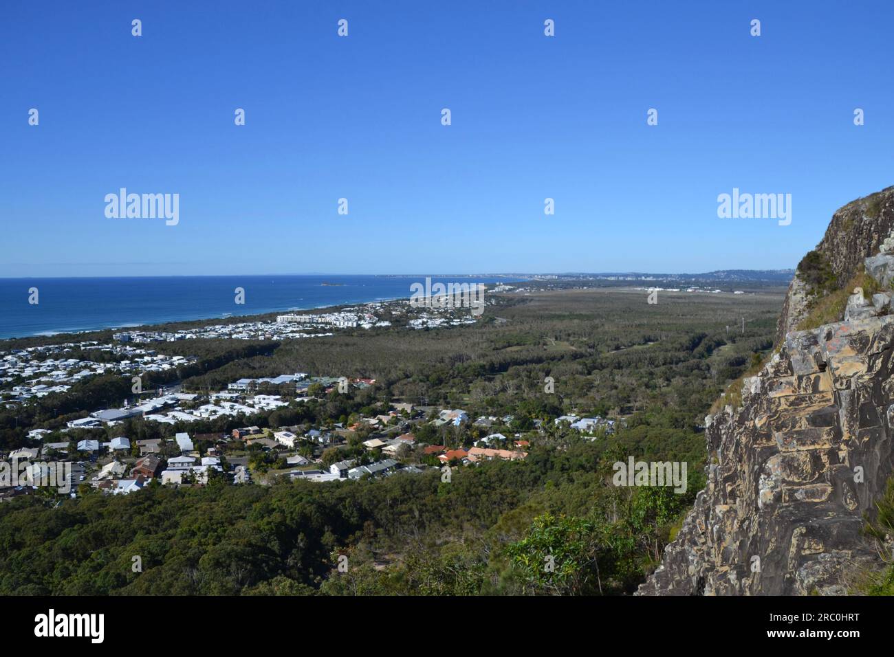 Zerklüftete Felsen und Luftaufnahme vom Gipfel des Mount Coolum an der Sunshine Coast mit Blick nach Süden zu den Stränden von Maroochydore Stockfoto