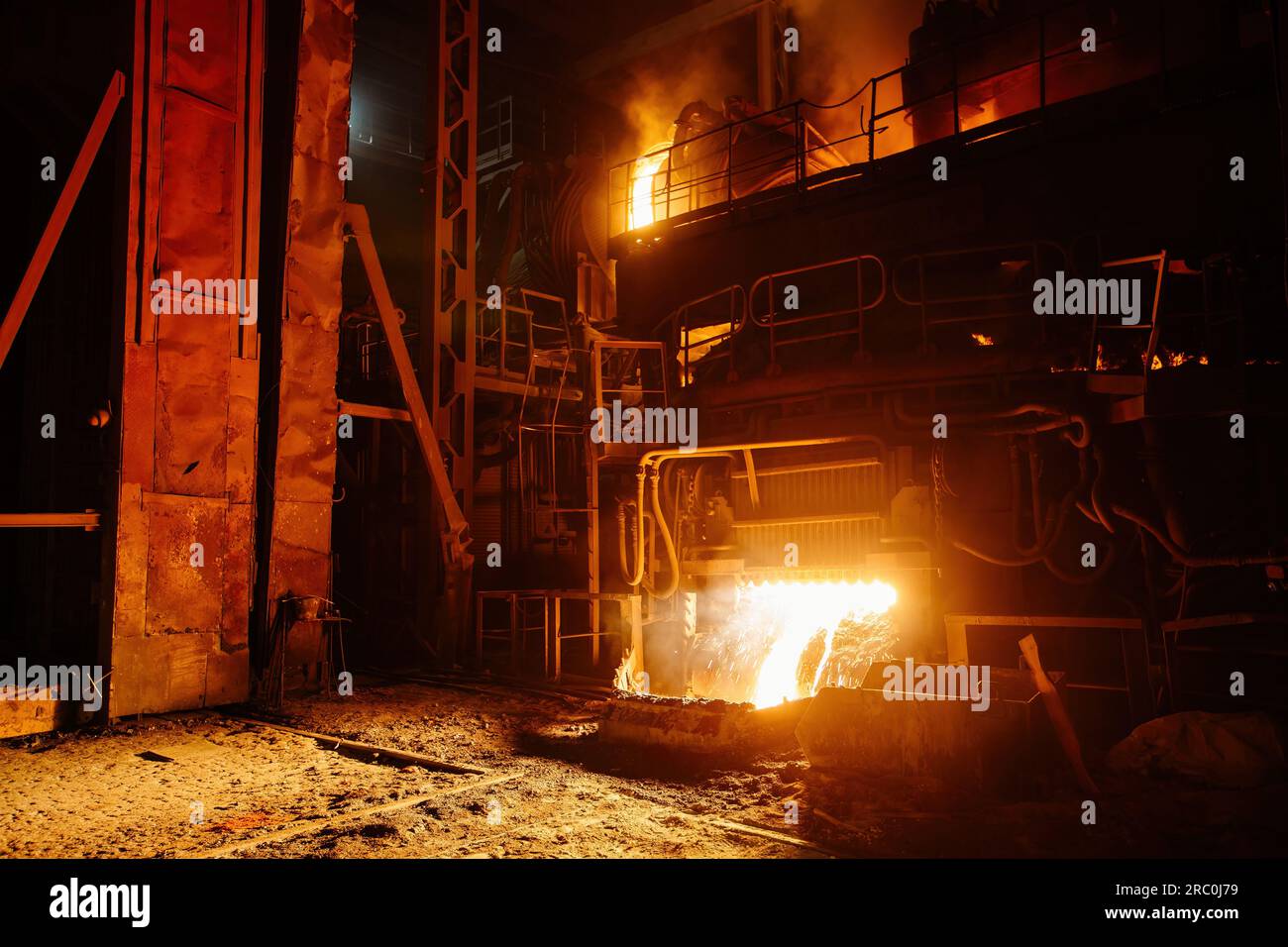 Stahlproduktionsprozess in Elektrohochöfen. Stockfoto