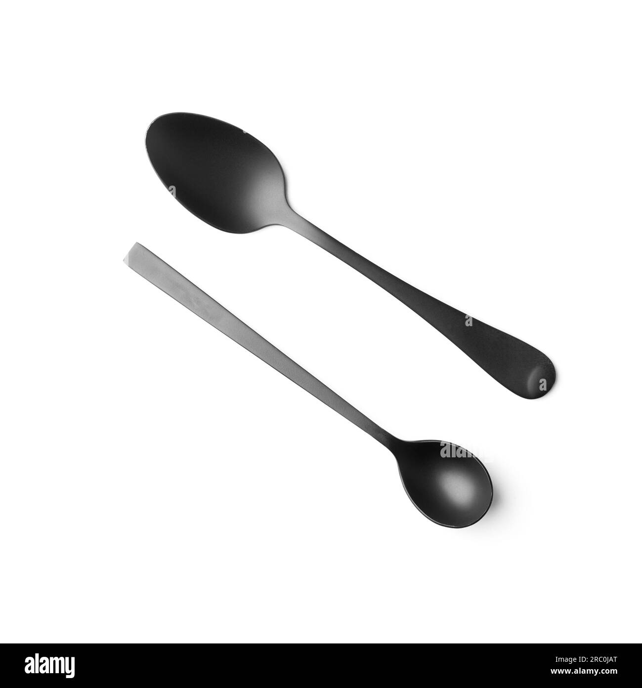 Löffel aus schwarzem mattem Metall auf weißem Hintergrund, Draufsicht, schwarzes Besteck auf weißer Isolierung. Stockfoto