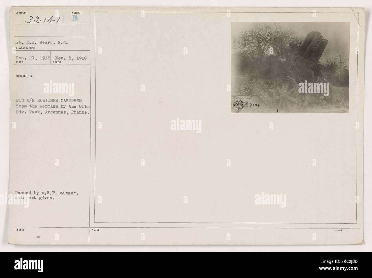Amerikanische Soldaten posieren mit einem gefangenen Howitzer mit 210 M, der den Deutschen in Vaux, Ardennen, Frankreich, entführt wurde. Das Foto, aufgenommen von Lieutenant R.W. Sears, S.C., zeigt am 6. November 1918 die Beute des Krieges im Ersten Weltkrieg. Dieses Bild ist Teil der Sammlung amerikanischer Militäraktionen während dieser Zeit." Stockfoto