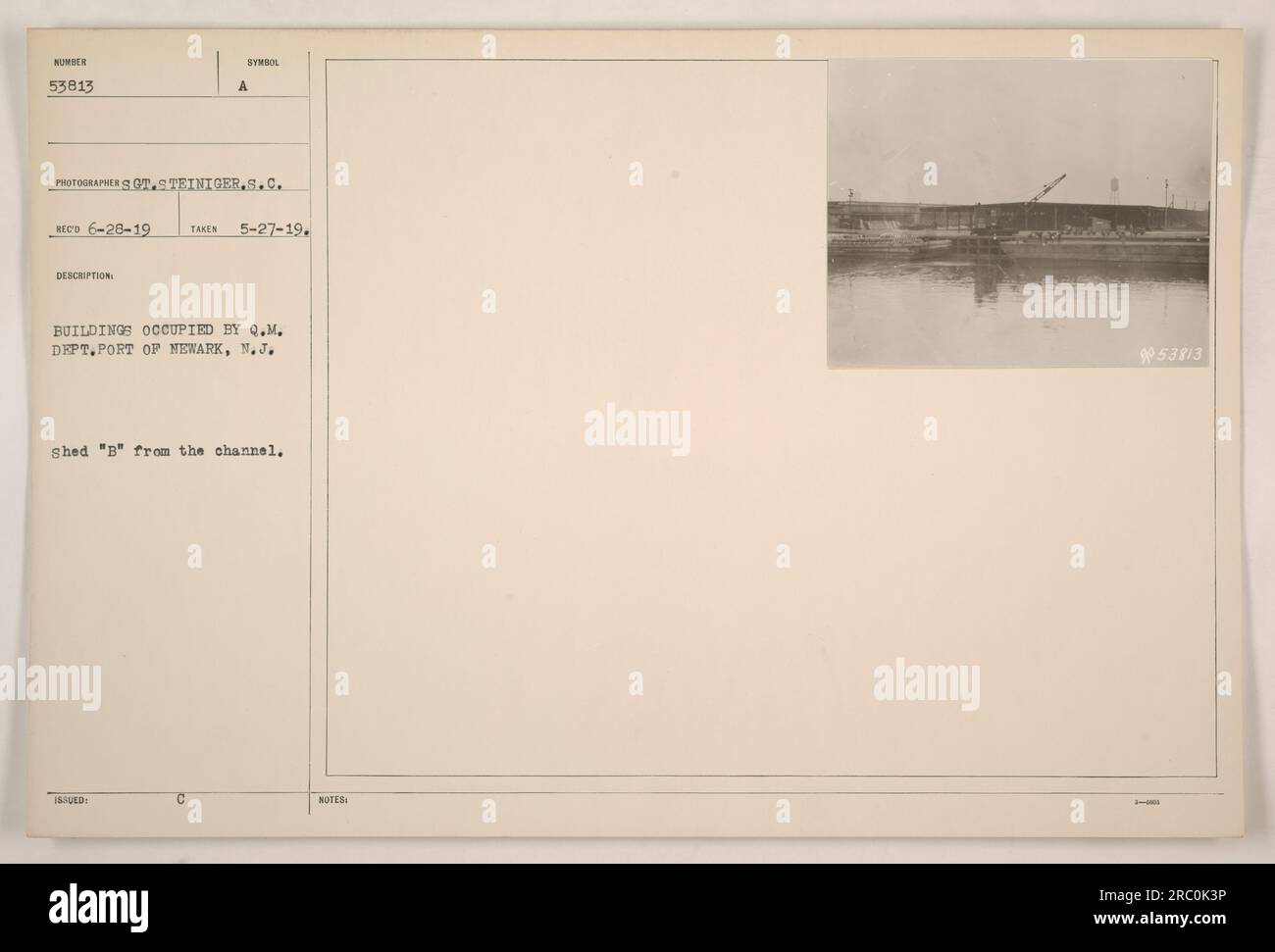 Gebäude, die vom Quartermaster Department im Hafen von Newark, New Jersey, genutzt werden. Das Foto zeigt Shed „B“ vom Kanal, aufgenommen am 27. Mai 1919 vom Fotografen GT. Steiniger. Das Bild ist Teil einer Sammlung mit der Seriennummer 53813. Stockfoto