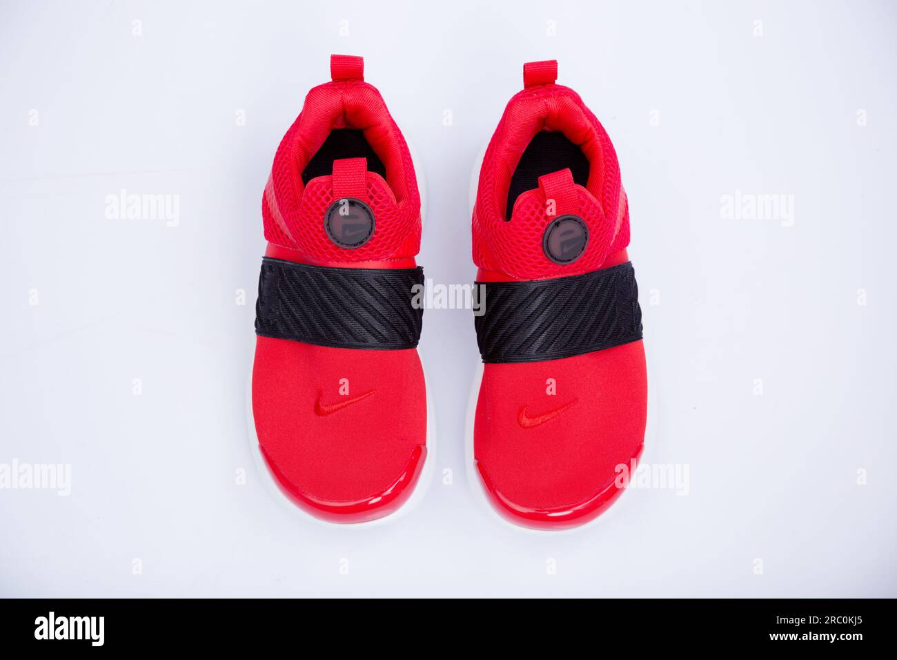 Kenyan Studio Produkte Fotoshooting Schultaschen Kinder Kinder Kleidung Rucksack Details Gürtel weiße Hintergründe Antony Trivet Fotografen Cinematographe Stockfoto