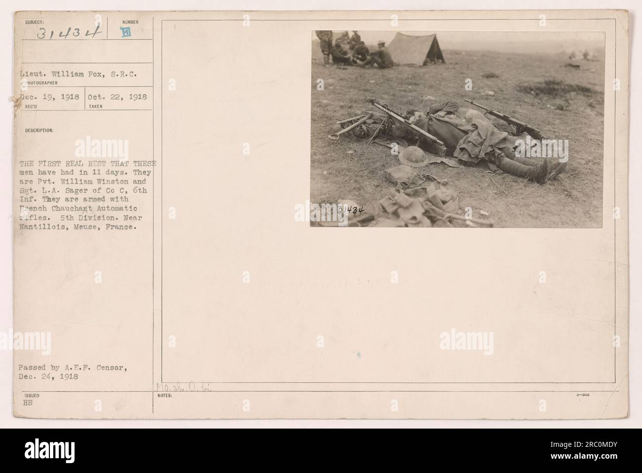 Lieutenant William Fox, S.R.C fängt einen Moment der Ruhe für zwei Soldaten ein, nach 11 Tagen ununterbrochener Aktivität. Gefreiter William Winston und Sergeant L.A. Sager, von Co C, 6. Infanterie, macht endlich eine Pause, bewaffnet mit französischen Chauchant-Automatik-Gewehren in der Nähe von Nantillois, Maas, Frankreich. Dieses Foto ist Teil der Aktivitäten der 5. Division während des Ersten Weltkriegs. A.E.F. Der Zensor gab dieses Foto am 24. Dezember 1918 weiter. Stockfoto