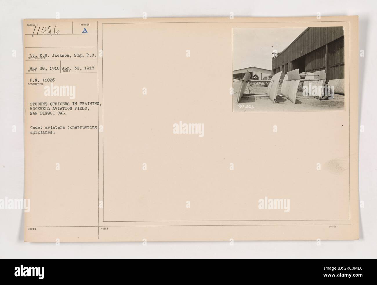 Studenten-Offiziere in Ausbildung am Rockwell Aviation Field in San Diego, Kalifornien. Dieses Foto zeigt Kadet-Piloten, die am Bau von Flugzeugen arbeiten. Es wurde am 30. April 1918 aufgenommen und erhielt die Seriennummer 111-SC-11026. Leutnant E.N. Jackson und Signalman R.C. Hidrote werden als die beteiligten Personen genannt. Stockfoto