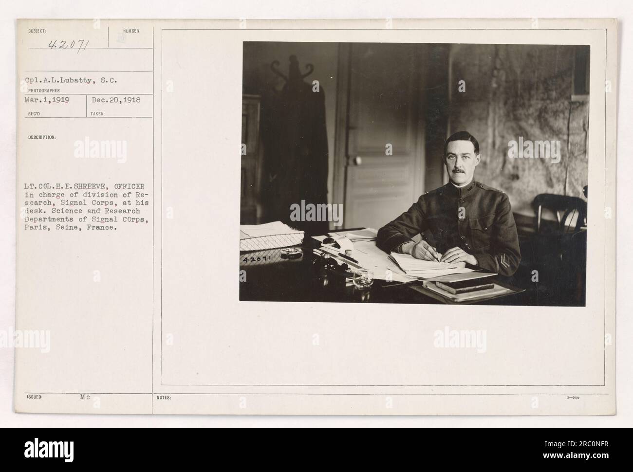 LT. OBERST. H.E. SHREEVE, Leiter der Abteilung Forschung, Signal Corps, wird an seinem Schreibtisch in den Wissenschafts- und Forschungsabteilungen des Signal Corps in Paris, Frankreich, vertreten. Dieses Foto wurde am 1. März 1919 aufgenommen und von CPL. A.L. herausgegeben Lubatty, SC 42071. Stockfoto