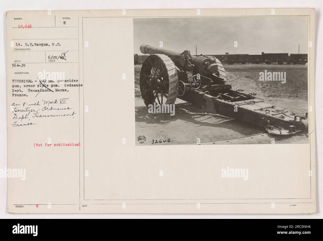 Amerikanische Soldaten bereiten einen 8 cm großen Mark VII Howitzer für den 1. Weltkrieg vor Dieses Foto wurde von LT. D. T. Hargon in Haussimont Marne, Frankreich, aufgenommen. Die Soldaten gehören dem Ordnance Department und werden dabei gesehen, wie sie die Schneider-Waffe handhaben, eine panzerbrechende Waffe. Stockfoto