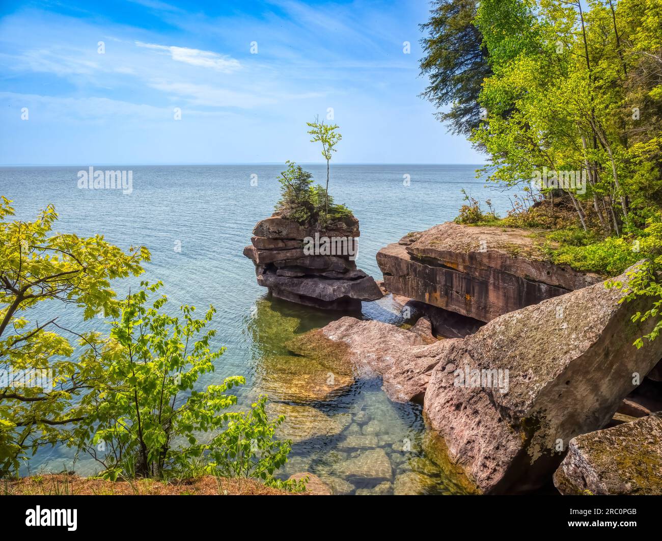 Die felsige Küste des Lake Superior im Big Bay State Park in La Pointe auf Madeline Island im Apostle Islands National Lakeshore in Wisconsin, USA Stockfoto