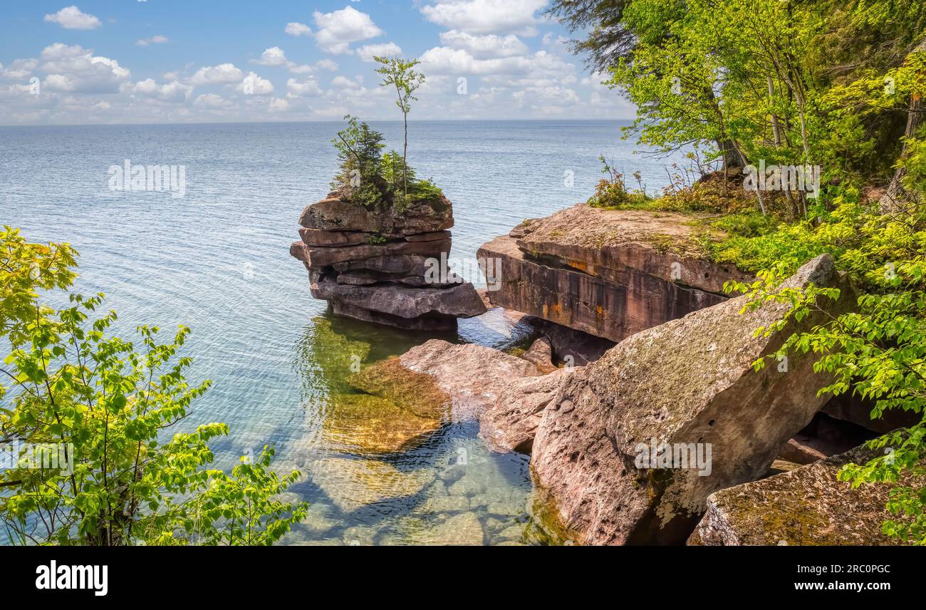 Die felsige Küste des Lake Superior im Big Bay State Park in La Pointe auf Madeline Island im Apostle Islands National Lakeshore in Wisconsin, USA Stockfoto