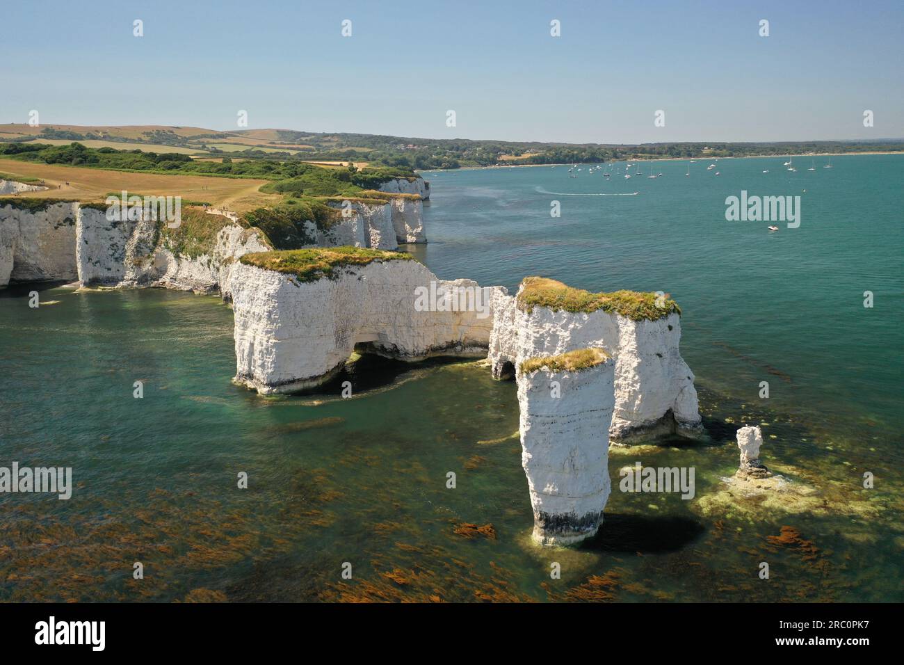 Genießen Sie den atemberaubenden Blick auf die Luftdrohne auf die Jurassic Coast und einzigartige Felsformationen auf dieser geologischen Kalksteinformation Old Harry Rocks Stockfoto