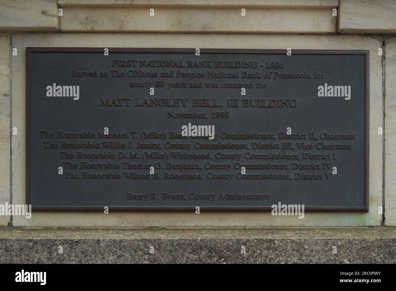 Ein Foto einer Bronzetafel an einer Steinmauer in Pensacola, Florida Stockfoto