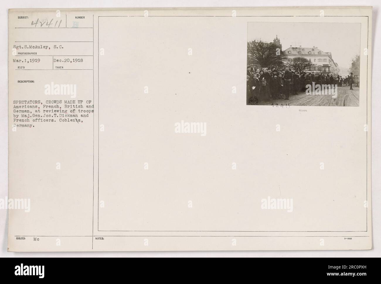 Amerikanische, französische, britische und deutsche Zuschauer versammeln sich, um die Truppenprüfung von Generalmajor Jos.T. zu sehen Dickman und französische Offiziere in Coblents, Deutschland. Das Foto wurde am 1. März 1919 von Sergeant S. McAuley vom Signalkorps gemacht. Die Menge besteht aus Menschen verschiedener Nationalitäten. Stockfoto
