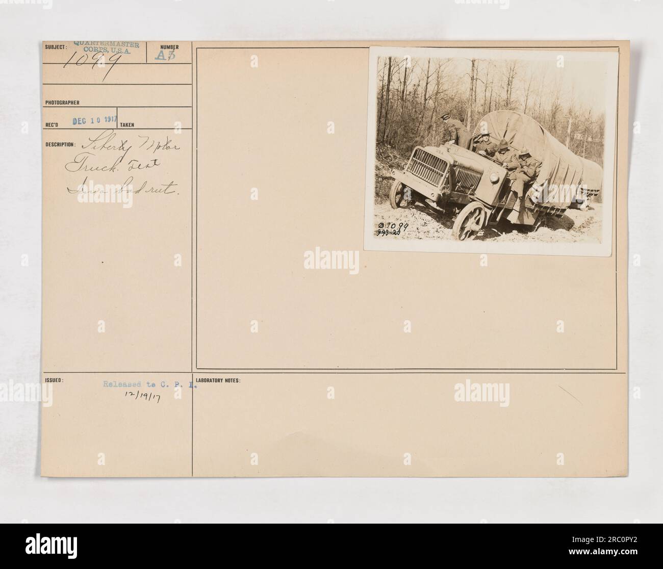 Ein Liberty-Motorwagen steckt in einem Trottel, während eines Tests, durchgeführt vom Quartermaster Corps der United States Army. Das Foto wurde am 10. Dezember 1917 aufgenommen und am 19. Dezember 1917 veröffentlicht. Laborhinweise geben die Stufennummer als 0709999820 an. Stockfoto