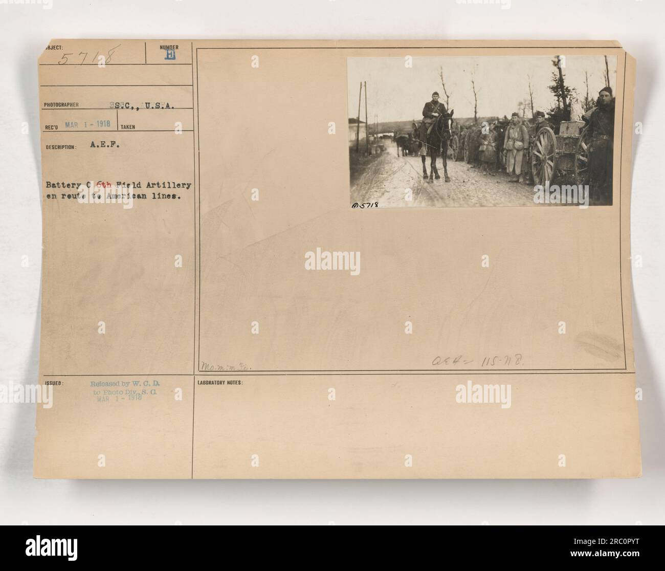 Batterie C der 6. Field Artillery auf dem Weg zu den amerikanischen Linien während des 1. Weltkriegs. Das Foto wurde von einem nicht identifizierten Fotografen in der A.E.F. aufgenommen Das Bild wurde am 1. März 1918 vom Kriegsministerium an die Fotoabteilung herausgegeben. Laut Labornotizen war sie mit 85718 044 - 115-11,8 gekennzeichnet. Stockfoto