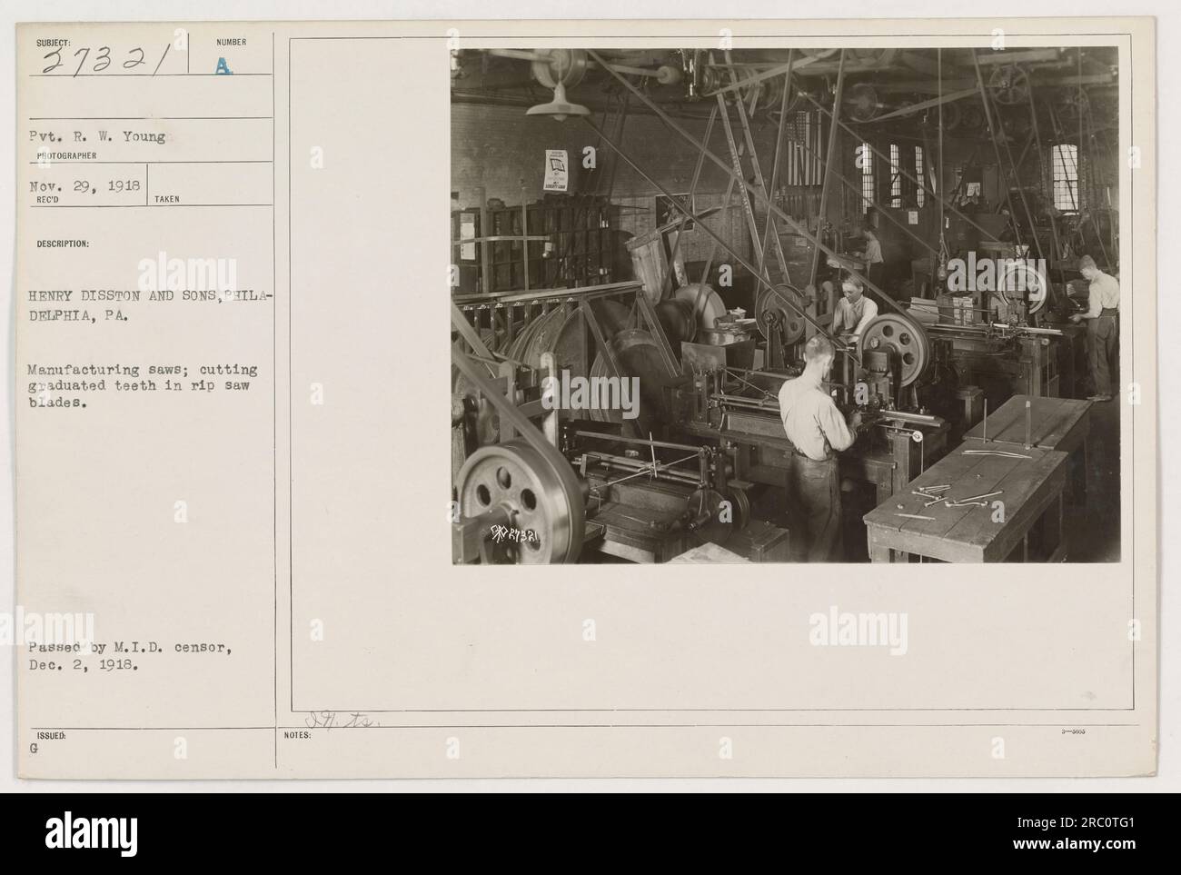 Soldier Pvt. R. W. Young nimmt an militärischen Aktivitäten im Ersten Weltkrieg Teil Auf diesem Foto, das am 29. November 1918 aufgenommen wurde, zeigt Young bei der Arbeit abgestufte Zähne in Schlitzsägeblättern, die von Henry Disston und Sons in Philadelphia, PA, hergestellt wurden. Das Bild wurde am 2. Dezember 1918 vom MID-Zensor herausgegeben und genehmigt. Stockfoto