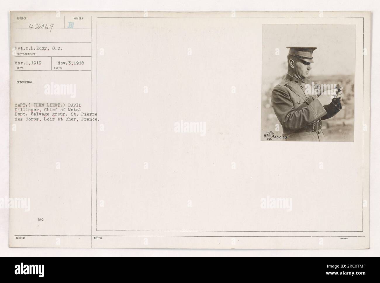 Gefreiter C.L. Eddy vom Signalkorps ist auf diesem Foto von Fotograf 42069 am 1. März 1919 abgebildet. Das Bild zeigt Captain (damals Lieutenant) David Dillinger, der Leiter der Metallabteilung der Bergungsgruppe war. Die Lage ist St. Pierre des Corps, Loir et Cher, Frankreich. Hinweis: Auf dem Foto befinden sich auch Anmerkungen mit der Aufschrift „420 63“. Stockfoto