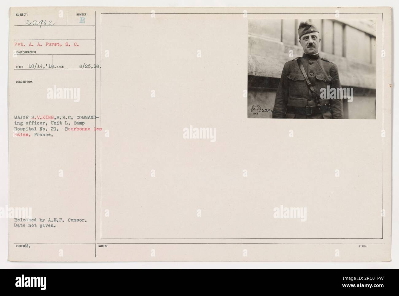 Pvt. A. Purst vom Signalkorps, auf diesem Foto zu sehen, steht neben Major S. V. King, dem kommandierenden Offizier der Einheit L im Camp Hospital Nr. 21 in Bourbonne les Bains, Frankreich. Das Datum des Bildes und andere Details sind nicht verfügbar. Stockfoto