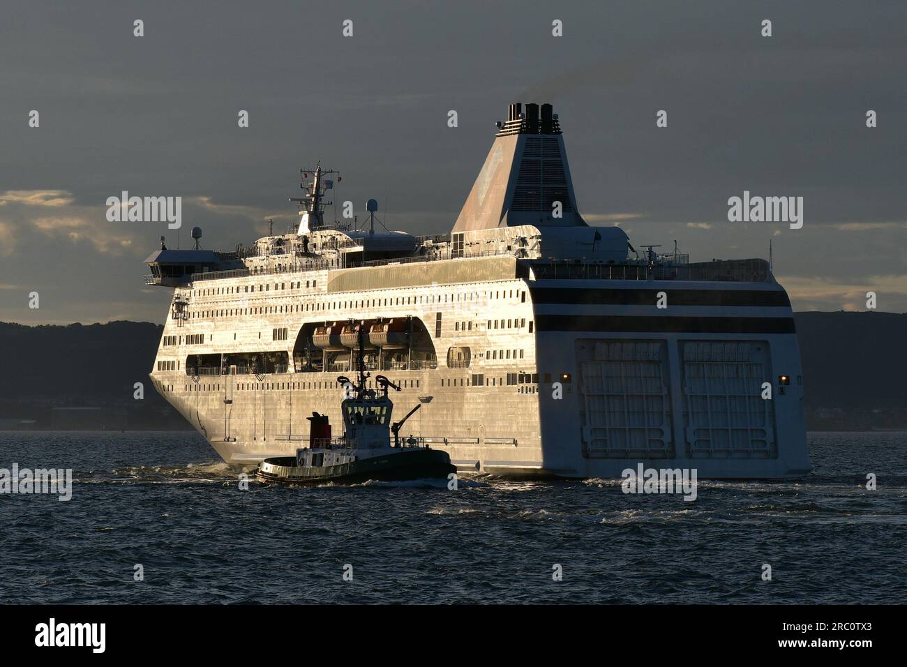 Edinburgh Scotland, Vereinigtes Königreich, 11. Juli 2023. MS Victoria verlässt Leith Docks. Die Fähre hat ukrainische Flüchtlinge vorübergehend untergebracht. Live-Nachrichten von sst/alamy Stockfoto