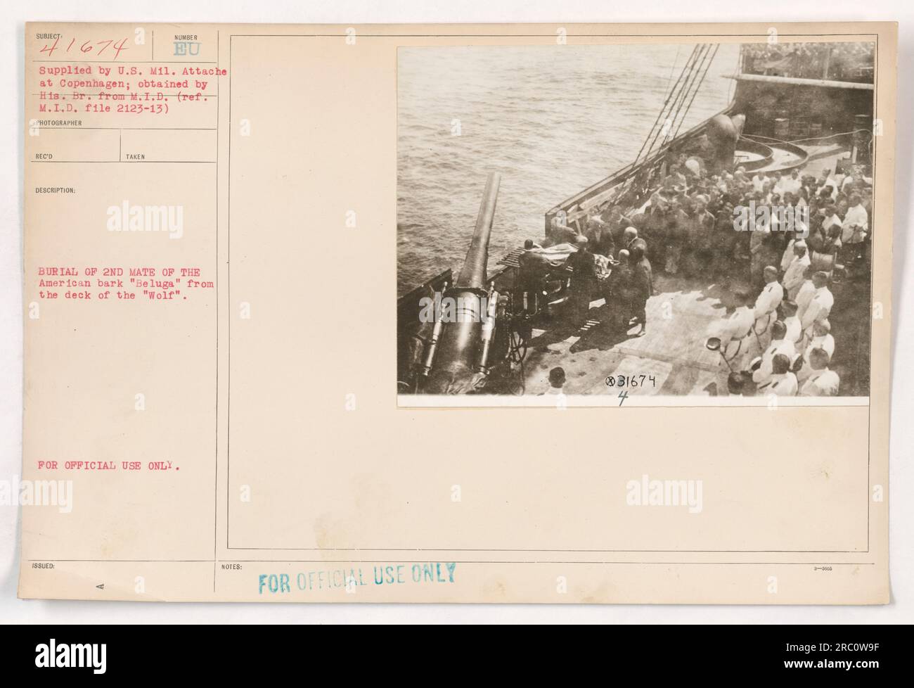 Das Bild zeigt die Beerdigung des 2. Offiziers aus der amerikanischen Rinde „Beluga“ auf See durch die Besatzung des deutschen Schiffs „Wolf“ im Ersten Weltkrieg Dieses Foto wurde vom US-Militärattaché in Kopenhagen beschafft und nur für den offiziellen Gebrauch klassifiziert. Stockfoto
