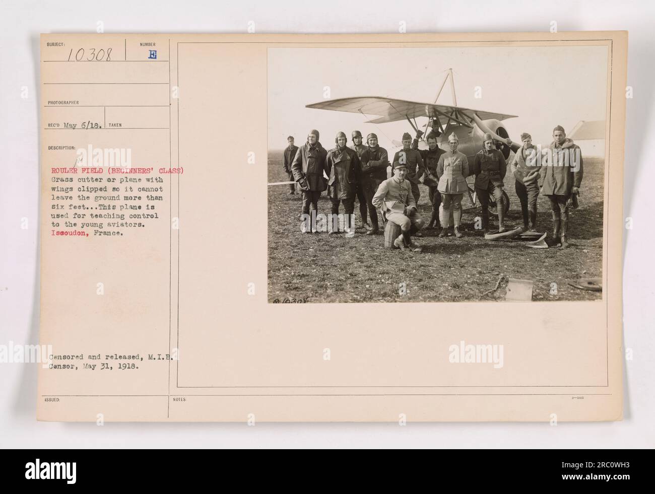Dieses Foto wurde am 6. Mai 1918 im Rouleur Field (Anfängerkurs) in Issoudun, Frankreich, aufgenommen und zeigt einen Grasschneider oder ein Flugzeug mit Flügeln, die die Flughöhe auf sechs Meter begrenzen. Dieses modifizierte Flugzeug wird verwendet, um jungen Piloten Kontrolle beizubringen. Das Bild wurde zensiert und vom M.I.E. veröffentlicht Zensor am 31. Mai 1918. Stockfoto