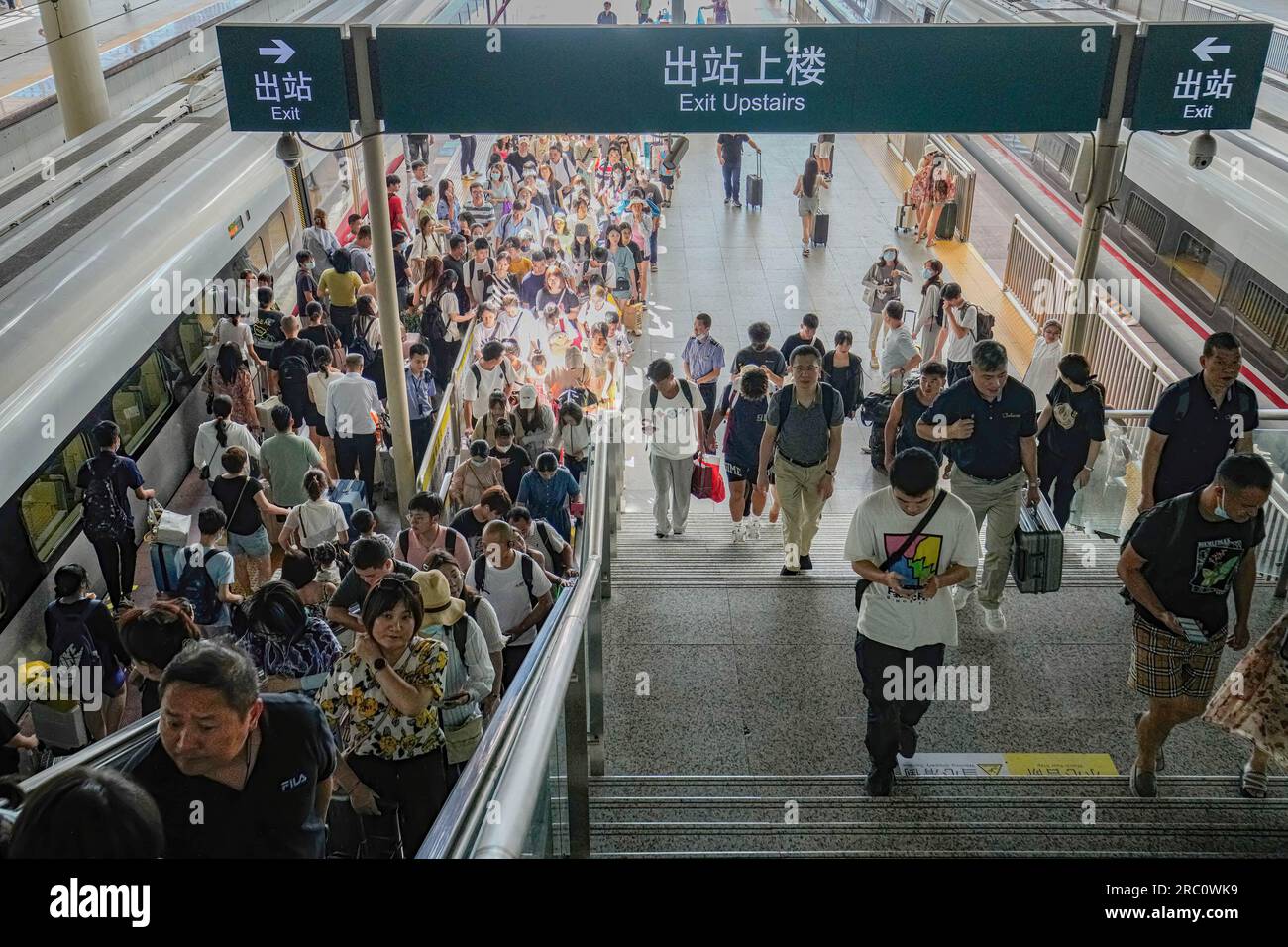 Shenzhen, China. 11. Juli 2023. Die Leute verlassen den Nordbahnhof von Shenzhen. Die Hochgeschwindigkeitsbahn ist ein beliebter und erschwinglicher öffentlicher Übergang für Reisen zwischen Städten und Provinzen auf dem chinesischen Festland. Zu Beginn der Sommerferien nehmen viele Menschen die Hochgeschwindigkeitsbahn, um innerhalb Chinas zu reisen, viele von ihnen bringen auch ihre Familien und Kinder mit. (Foto: Michael Ho Wai Lee/SOPA Images/Sipa USA) Guthaben: SIPA USA/Alamy Live News Stockfoto