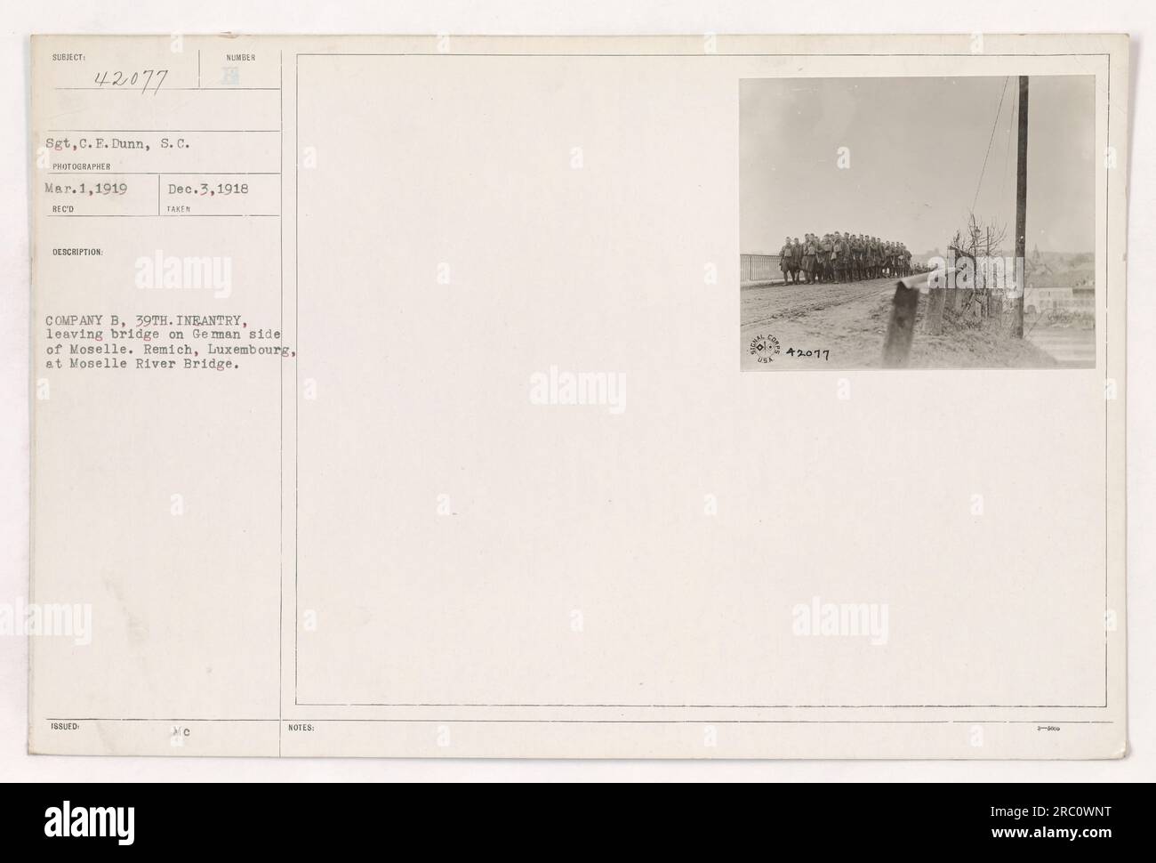 Sergeant C.E. Dunn aus der 39. Infanterie, Kompanie B, verlässt die Brücke auf der deutschen Seite der Mosel in Remich, Luxemburg. Dieses Foto wurde am 1. März 1919 aufgenommen und am 3. Dezember 1918 herausgegeben. Die entsprechende Identifikationsnummer für dieses Bild ist 42077. Stockfoto