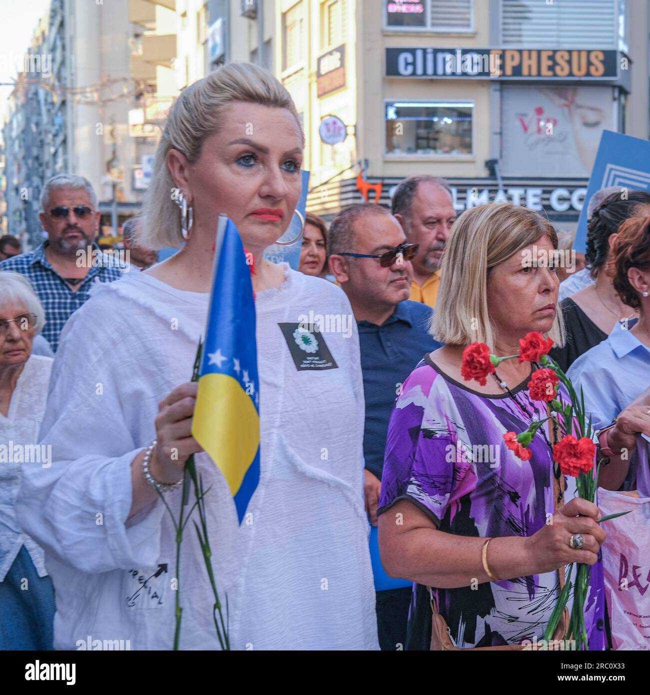 Izmir, Türkei. 11. Juli 2023. Eine Frau hält während der Veranstaltung eine bosnische Flagge. Die in Izmir lebenden bosnischen Bürger haben am 28. Jahrestag des Massakers von Srebrenica eine Gedenkfeier abgehalten. Kredit: SOPA Images Limited/Alamy Live News Stockfoto