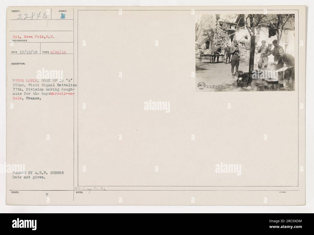 Keen Polk aus South Carolina, Mitglied des 302. Feldsignalbataillons der 77. Division, ist auf diesem Foto zu sehen, das am 29. August 1918 in Mareuil-en-Dole, Frankreich, aufgenommen wurde. Polk arbeitet als Koch und macht Donuts für den Rest der Truppen. Das Foto wurde von Peter Lewis, einem Fotografen der US-Armee, aufgenommen. Dieses Foto wurde vom A.E.P. Zensor übergeben und ist Teil der Sammlung mit der ID-Nummer 111-SC-22845. Stockfoto