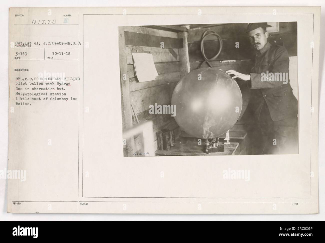 SGT.1. cl. J.T. Seabrook, S.c., wird gesehen, wie er einen mit Wasserstoffgas gefüllten Pilotenballon in einer Wetterstation betreibt, die sich 1 km östlich von Colombey les Belles befindet. Das Foto wurde von CPL aufgenommen. C. C. Schweickhart Pilling, ausgestellt am 12-11-18. Das Bild hat die Identifikationsnummer 48220. Stockfoto