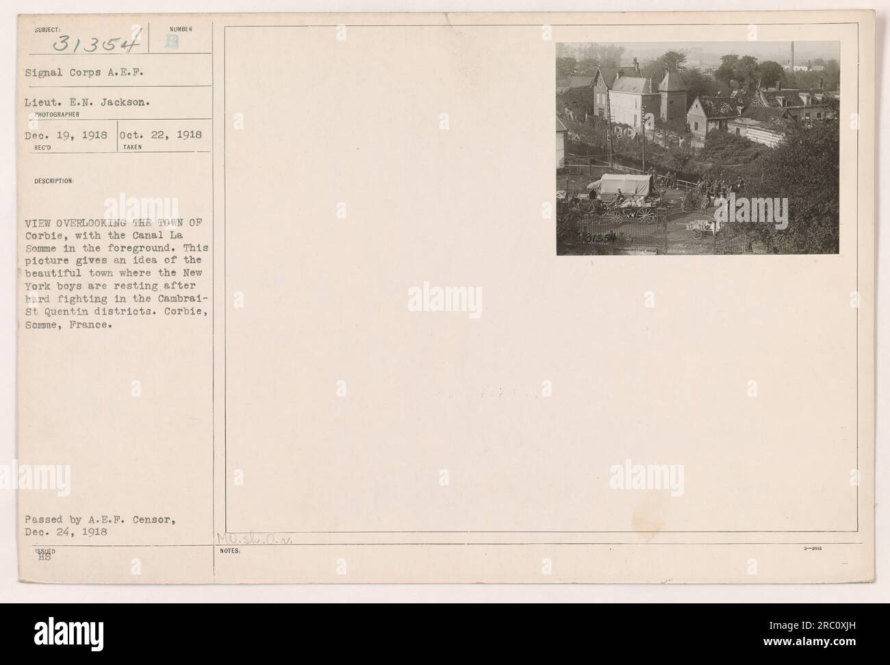 Blick auf die Stadt Corbie in Frankreich mit Canal La Somme im Vordergrund. Ruhestätte für New Yorker Soldaten nach intensiven Schlachten in den Vierteln Cambrai-St. Quentin. Aufgenommen am 19. Dezember 1918 von Lieut. E.N. Jackson vom Signalkorps. Das Bild wurde von A.E.F. genehmigt und übergeben Zensor am 24. Dezember 1918." Stockfoto