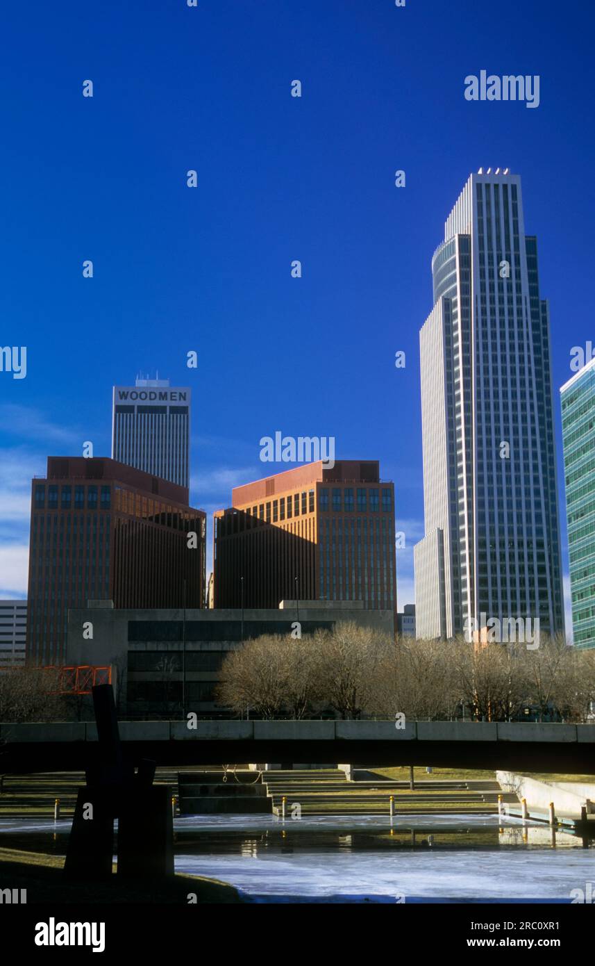 Woodmen Tower, erbaut 1969 (links), First National Bank Tower, erbaut 2002 (rechts) und Leahy Mall im Winter, Omaha, Nebraska, USA. Stockfoto