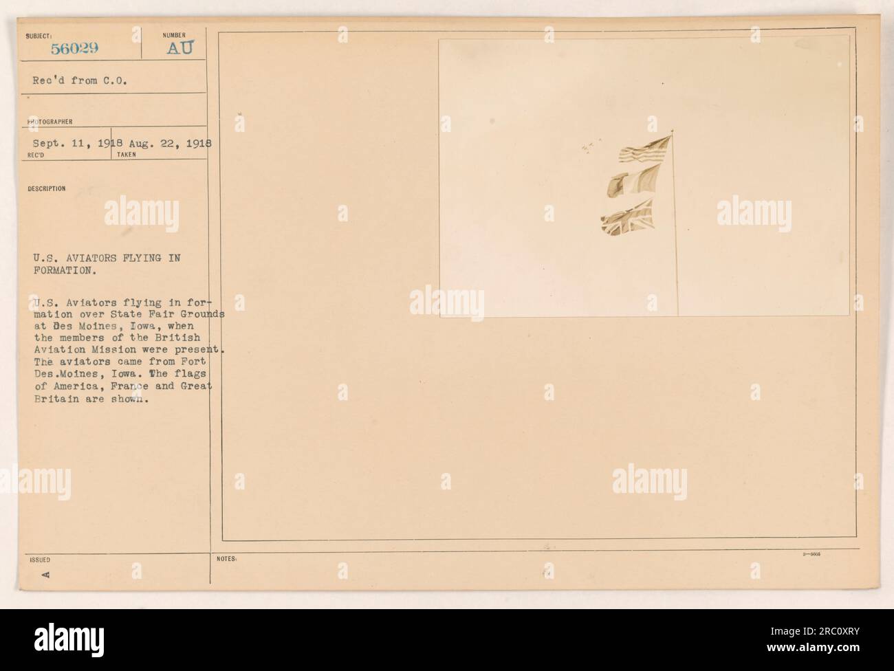 USA Piloten fliegen in Formation über dem State Fair Grounds in des Moines, Iowa. Dieses Foto wurde am 22. August 1918 aufgenommen. Die Piloten kamen aus Fort des Moines und die Mitglieder der britischen Luftfahrtmission waren anwesend. Die Flaggen Amerikas, Frankreichs und Großbritanniens sind auf dem Bild zu sehen. Stockfoto