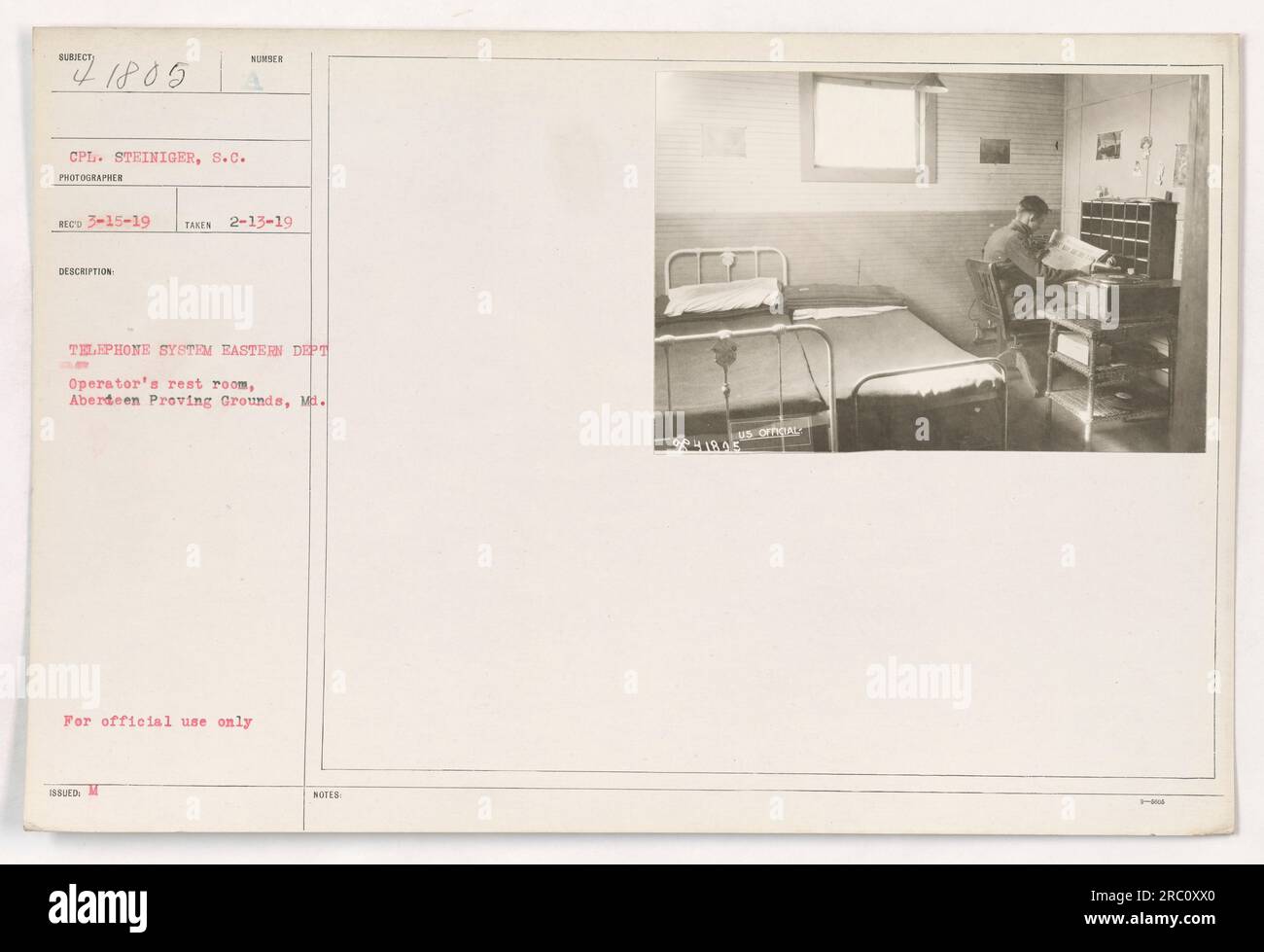 CPL Steiniger, ein Fotograf, hat dieses Bild am 13. Februar 1919 von der Toilette des Telefonanbieters in Aberdeen Proving Grounds, MI, östliche Abteilung, aufgenommen. Dieses Foto wurde nur für offizielle Zwecke aufgenommen. Bitte beachten Sie, dass der Inhalt des Bildes verzerrt zu sein scheint. Stockfoto