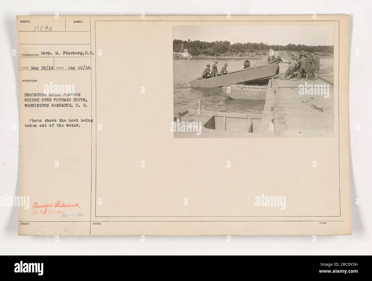 Ingenieure bauen eine Pontonbrücke über den Potomac River in Washington Barracks, D.C. Auf dem Foto wird der Moment festgehalten, in dem ein Boot aus dem Wasser gebracht wird. Das Foto stammt vom 22. Mai 1918 und wurde von Corp. M. Pineberg aufgenommen. Ausgestellt am 3. Juni 1918 mit der Warenbezeichnung 111-SC-11094. Stockfoto