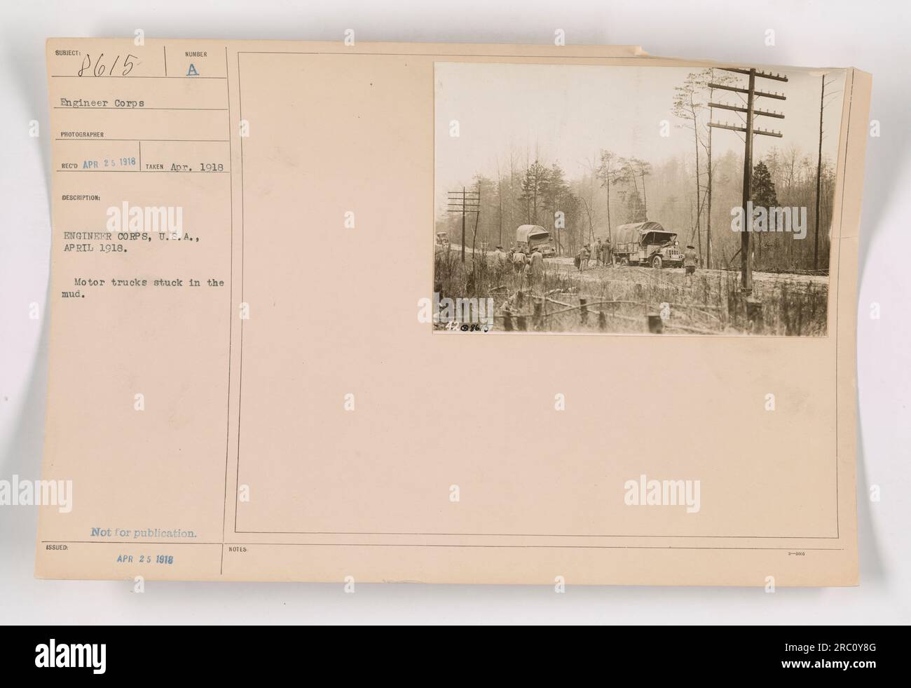 Ein Foto, das ein Fotograf des Ingenieurkorps im April 1918 aufgenommen hat, zeigt Motorwagen, die in schlammigem Gelände festsitzen. Das Bild mit der Nummer 8615 zeigt eine schwierige Situation in den USA Armee im Ersten Weltkrieg. Sie ist mit „nicht zur Veröffentlichung“ gekennzeichnet und wurde am 25. April 1918 aufgenommen. Stockfoto