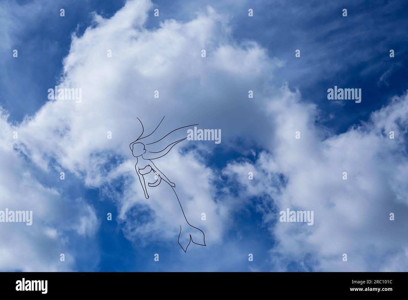 Fantasie und Kreativität. Flauschige Wolke, die einer Meerjungfrau am blauen Himmel ähnelt, gezeichnet Stockfoto