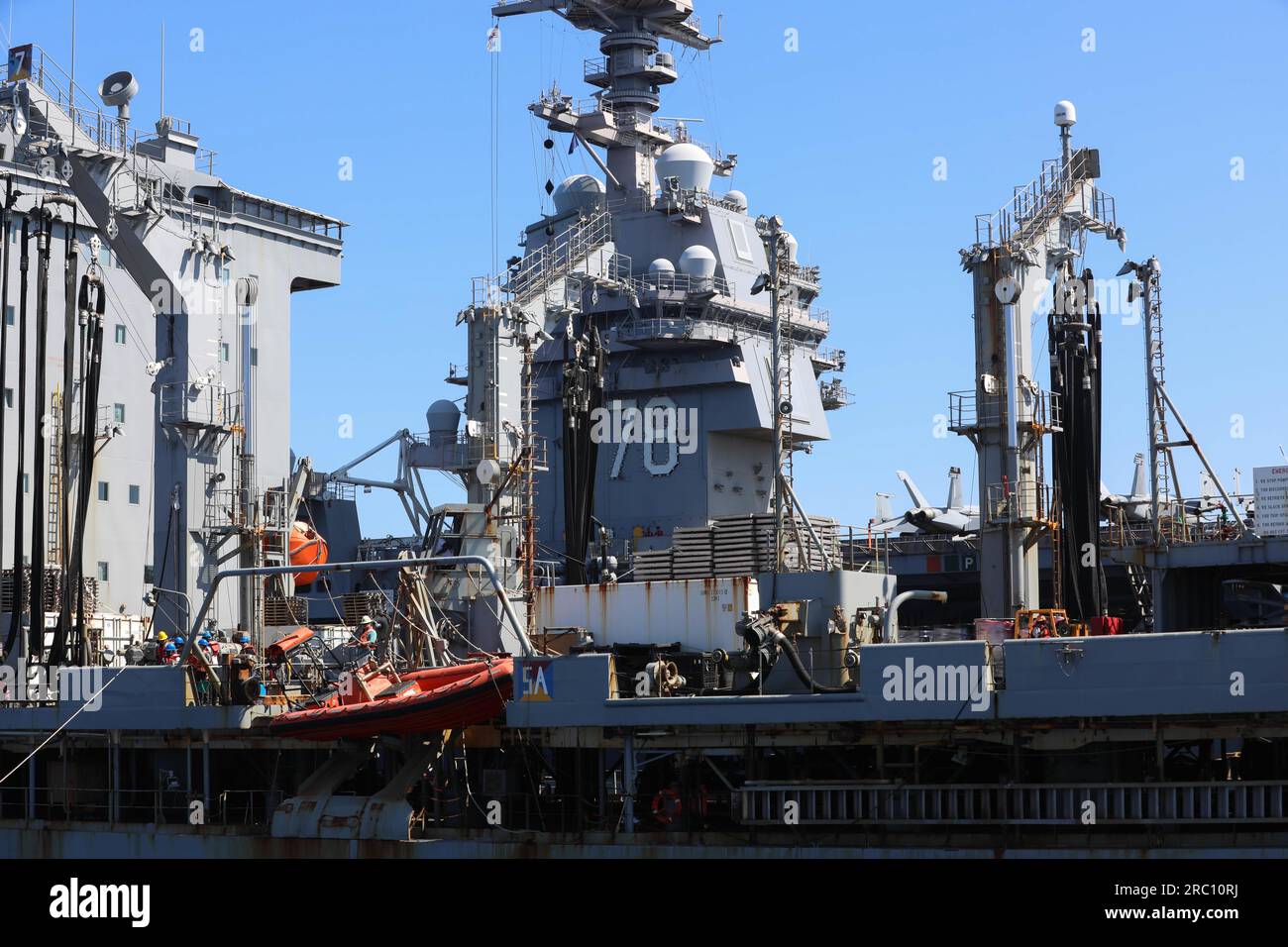 230706-N-NS135-1101 ADRIADIC SEA (6. Juli 2023) Ford-Class Aircraft Carrier USS Gerald R. Ford (CVN 78) (Back) während einer laufenden Wiederauffüllung mit Henry J. Kaiser-Class Nachfüllöler USNS Leroy Grumman (T-AO-195) (Front), 6. Juli 2023. Ramage ist Teil der Gerald R. Ford Carrier Strike Group und befindet sich in einem geplanten Einsatz in den USA Marinestreitkräfte Europa Einsatzgebiet, angestellt von den USA Sechste Flotte, die die Interessen der USA, Verbündeten und Partner verteidigt. (USA Marinebild von Mass Communication Specialist 3. Class Adriones Johnson) Stockfoto