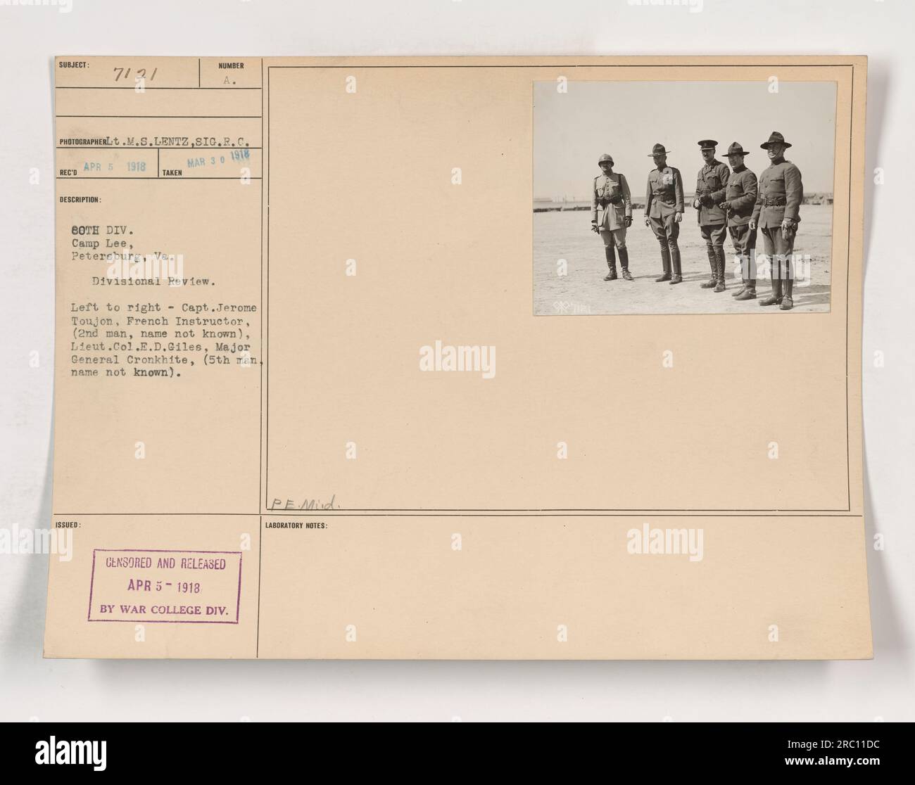 Abteilungsüberprüfung in Camp Lee, Petersburg, Virginia, im April 1918. Von links nach rechts: Französischer Ausbilder Kapitän Jerome Toujon, unbekannte Person, Oberstleutnant E.D. Giles, Major General Cronkhite, nicht identifizierte Person. Foto veröffentlicht am 5. April 1918 von der war College Division. Aufgenommen von L.M.S. Lentz, SIG.R.C. 7121. Stockfoto