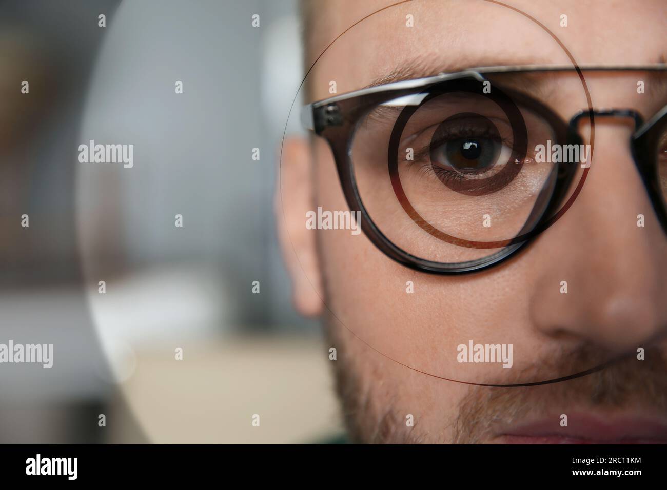 Hypnose und Therapie. Wirbele über das Gesicht des jungen Mannes, Nahaufnahme. Collage-Design mit Platz für Text Stockfoto