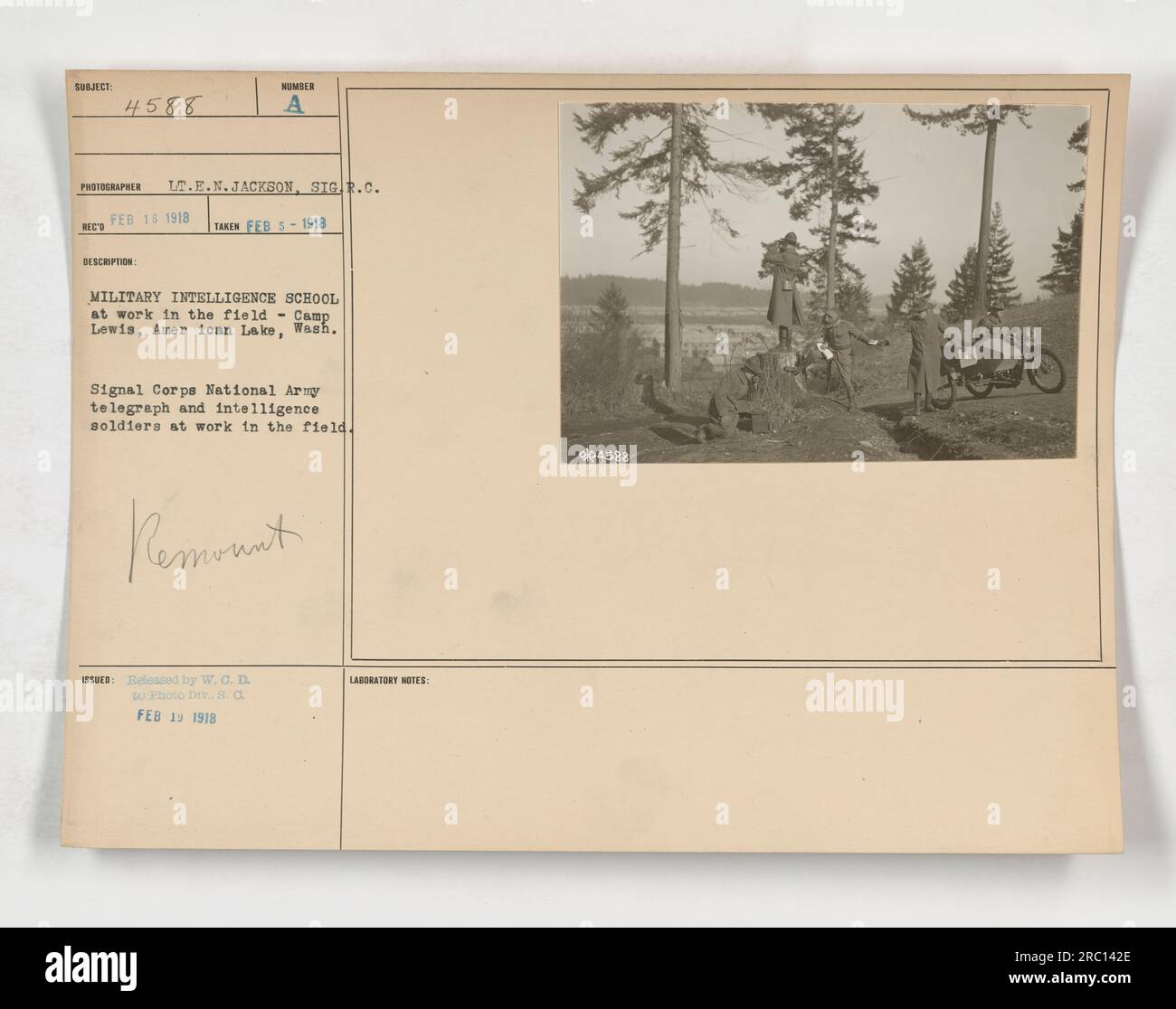 Soldaten der Militär-Geheimdienstschule werden während des Ersten Weltkriegs in Camp Lewis, American Lake, Washington, im Einsatz gesehen. Dieses Bild, aufgenommen von LT. E.N. Jackson vom Signalkorps zeigt Soldaten, die Telegramm- und Geheimdienstaktivitäten betreiben. Das Foto mit der Nummer 4588 wurde am 5. Februar 1918 aufgenommen und von W.C.D. an die Photo Division herausgegeben. Stockfoto