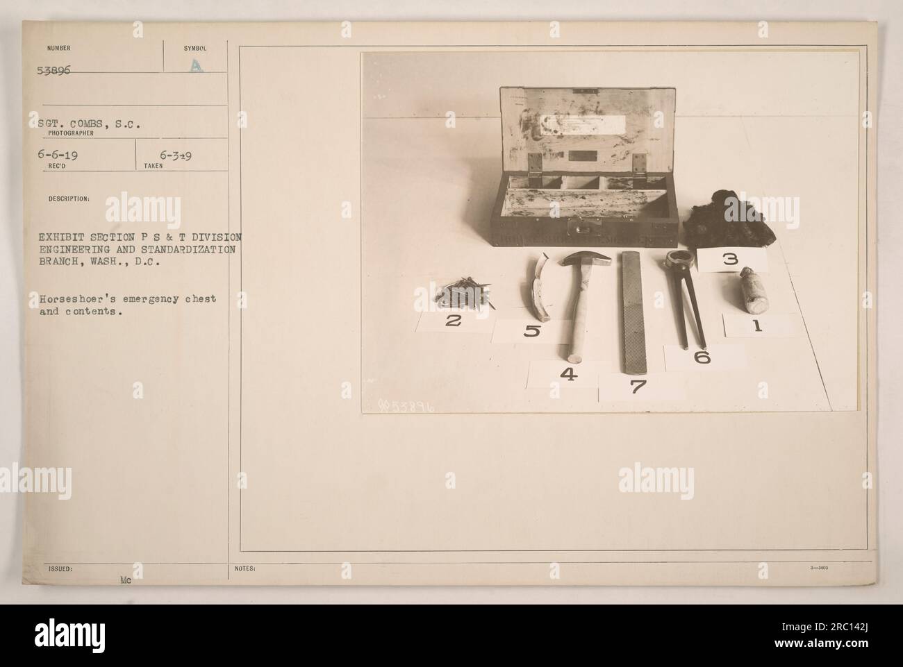 Dieses Foto zeigt eine Notfalltruhe und ihren Inhalt. Die Truhe, die Sergeant Combs gehört, hat die Nummer 53896. Das Foto wurde von S.C. aufgenommen Fotograf am 6. Juni 1919, empfangen von der Ausstellungsabteilung P S & T Division, Engineering and Standardization Branch, Washington D.C. Die Truhe und ihr Inhalt sind Teil der Ausstellung. Stockfoto