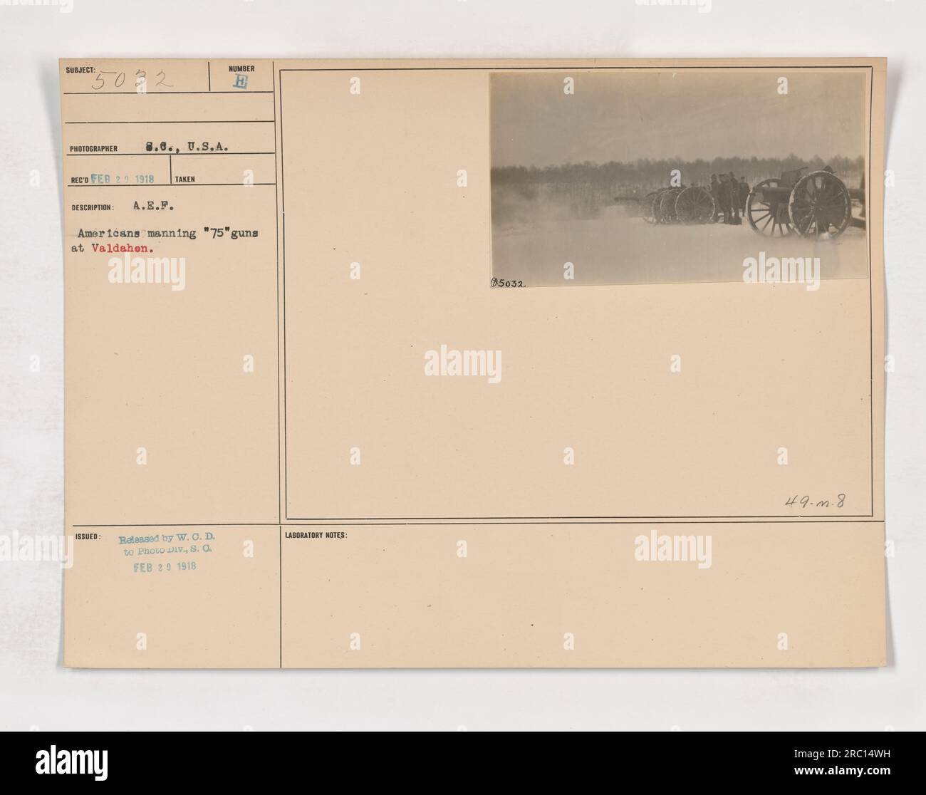 Amerikanische Soldaten, die während des 1. Weltkriegs '75' Waffen in Valdahen eingesetzt haben Foto von einem amerikanischen Fotografen am 29. Februar 1918. Dieses Bild wurde vom Kriegsministerium an die US-Armee herausgegeben. Laborhinweise weisen darauf hin, dass die Nummer des Fotos 05032 ist, mit einer Abmessung von 49mm x 8mm. Stockfoto