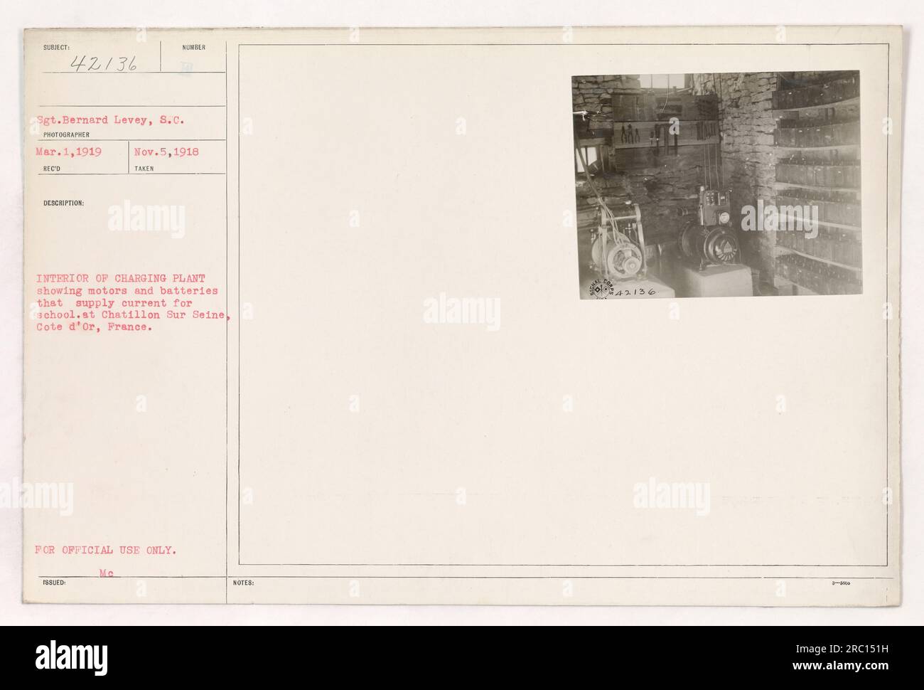 Innenraum der Ladeanlage in Chatillon-sur-seine, Frankreich. Das Foto zeigt Motoren und Batterien, die die Schule mit Strom versorgen. Sergeant Bernard Levey hat das Foto am 1. März 1919 gemacht. Die Beschreibung wurde am 5. November 1918 herausgegeben. Dieses Bild ist nur für den offiziellen Gebrauch bestimmt. Stockfoto