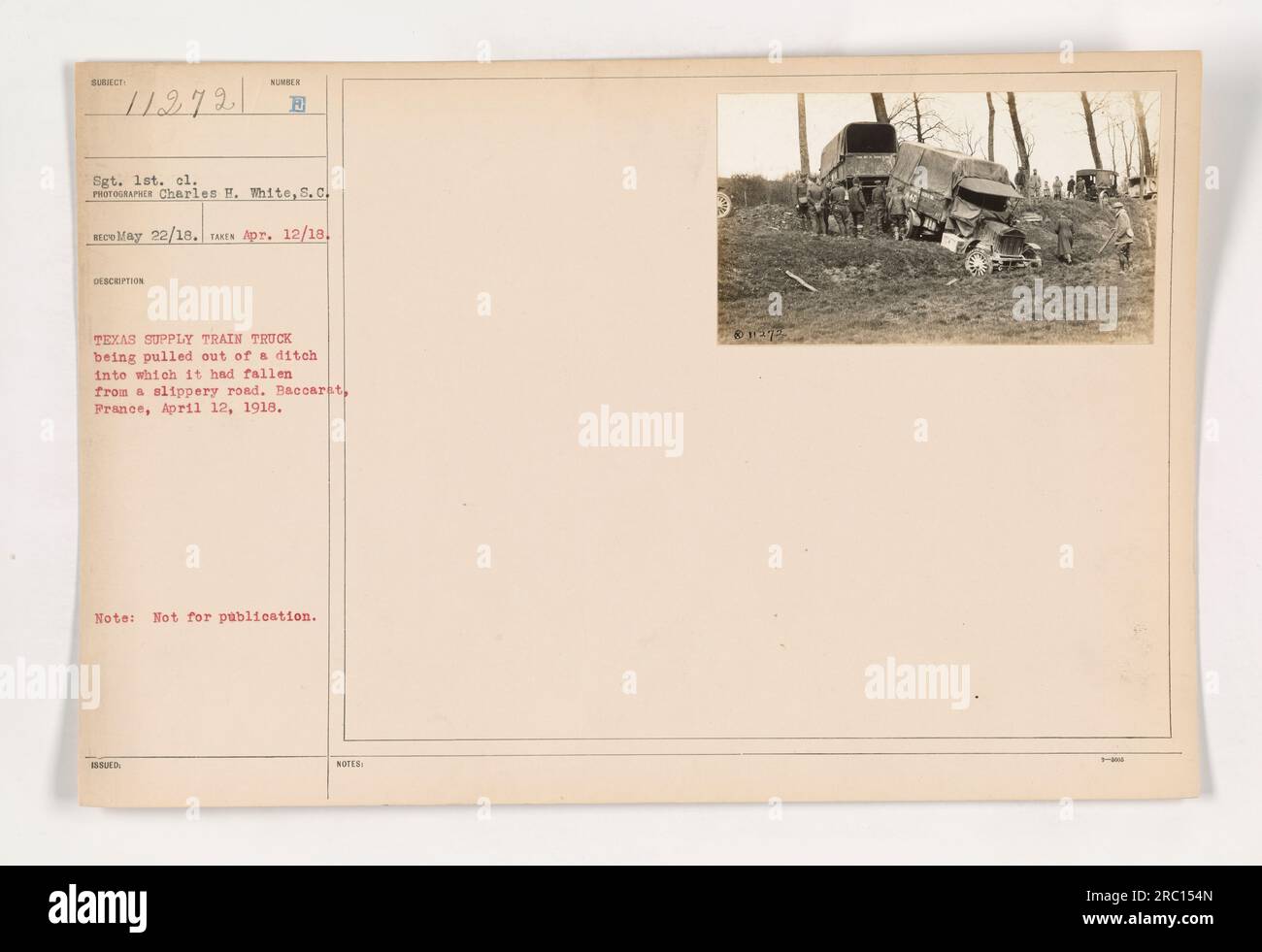 Ein texanischer Lieferwagen, der aus einem Graben gerettet wird, nachdem er auf einer rutschigen Straße ausgerutscht ist. Der Vorfall ereignete sich am 12. April 1918 in Baccarat, Frankreich. Der Fotograf Charles H. White hat die Szene während seiner Tätigkeit als Sergeant und erstklassiger Fotograf aufgenommen. Dieses Bild mit der Identifizierungsnummer 111-SC-11272 wurde am 22. Mai 1918 aufgenommen und gilt als ungeeignet für die Veröffentlichung. Stockfoto