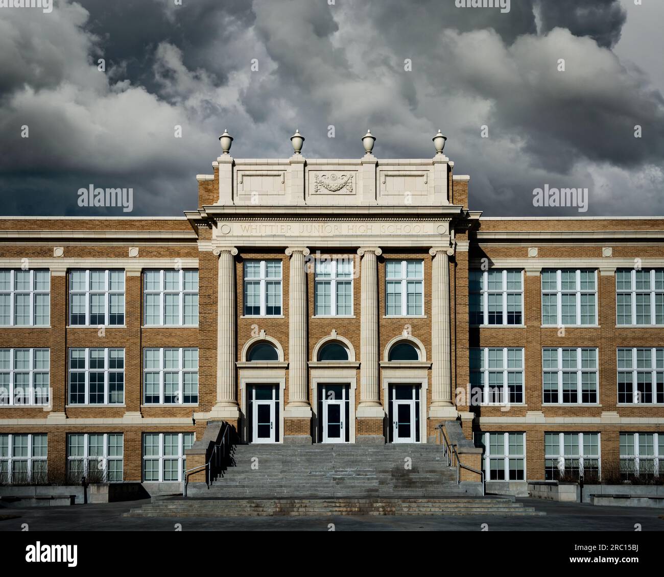 Das Whittier Junior High School-Gebäude, heute Teil der University of Nebraska-Lincoln (UNL) und vorbei an Sturmwolken, Lincoln, Nebraska, USA. Stockfoto